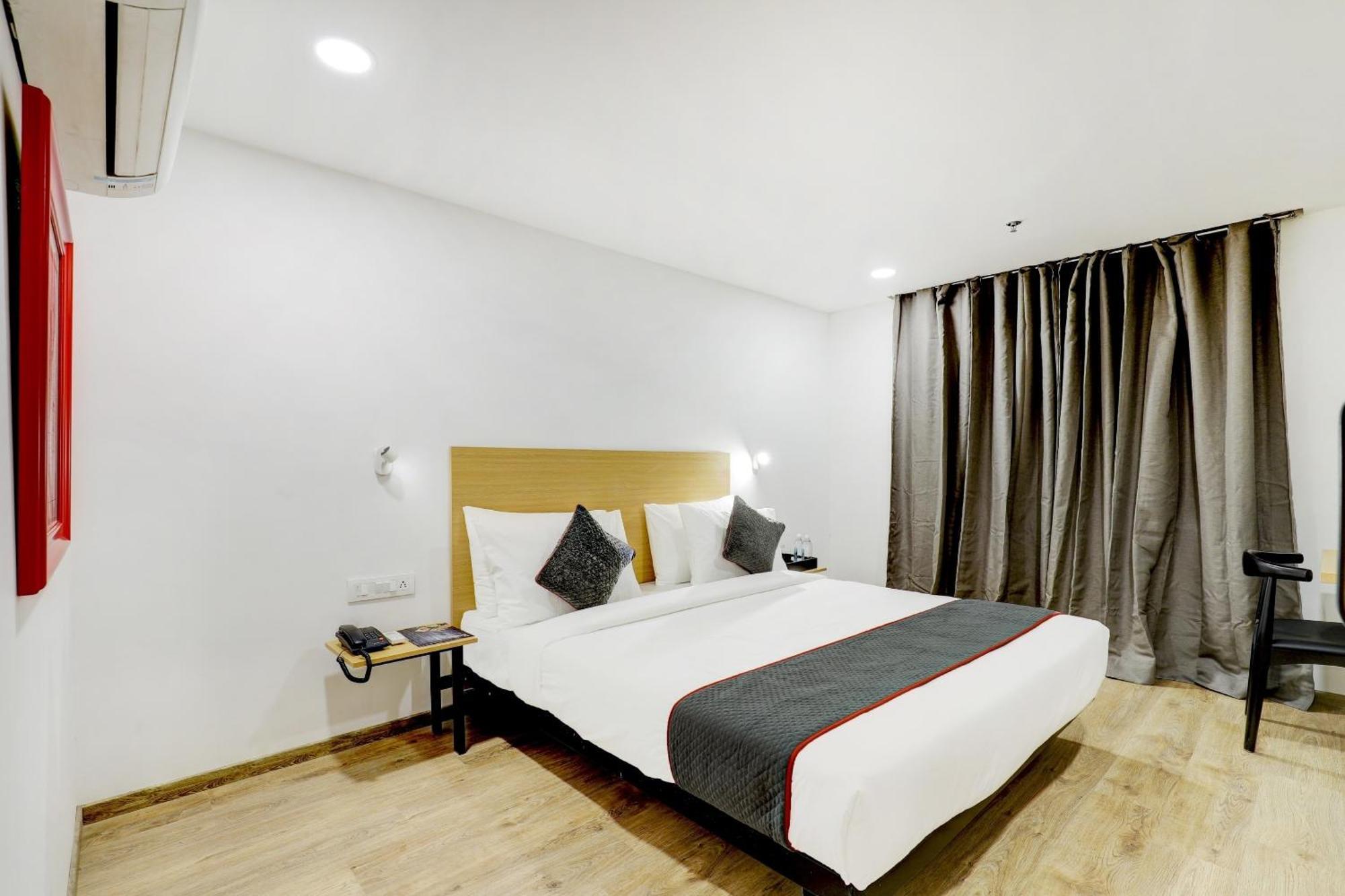 Hotel Super Townhouse Rajyash Rise Sarkhej Esterno foto