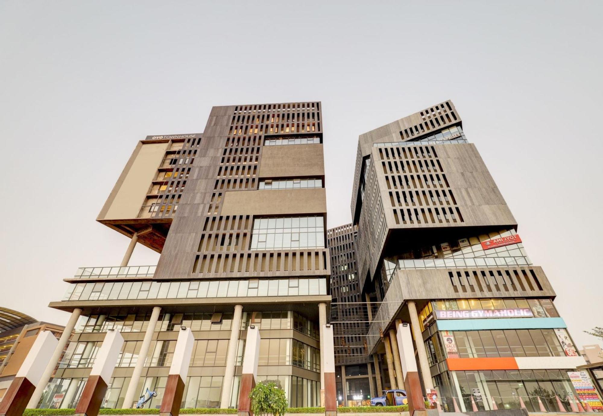 Hotel Super Townhouse Rajyash Rise Sarkhej Esterno foto