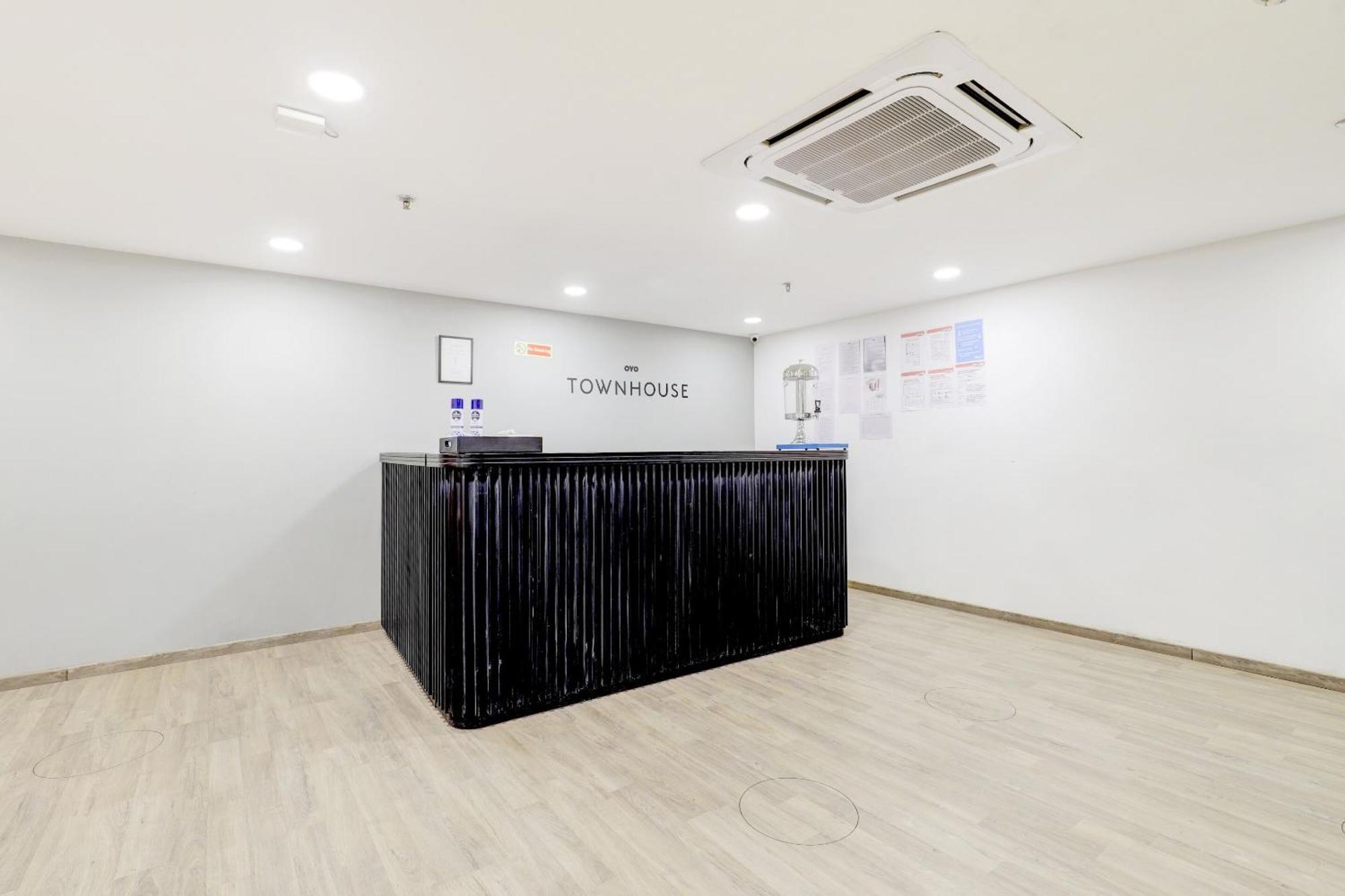 Hotel Super Townhouse Rajyash Rise Sarkhej Esterno foto