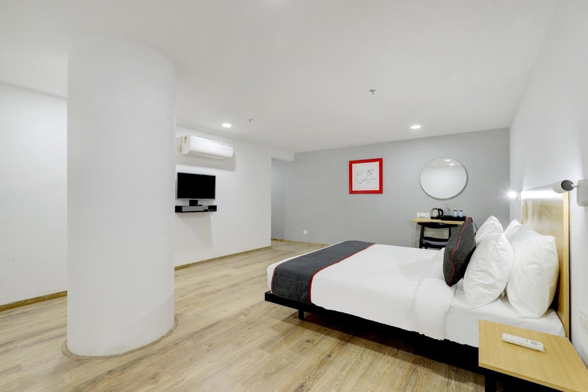 Hotel Super Townhouse Rajyash Rise Sarkhej Esterno foto