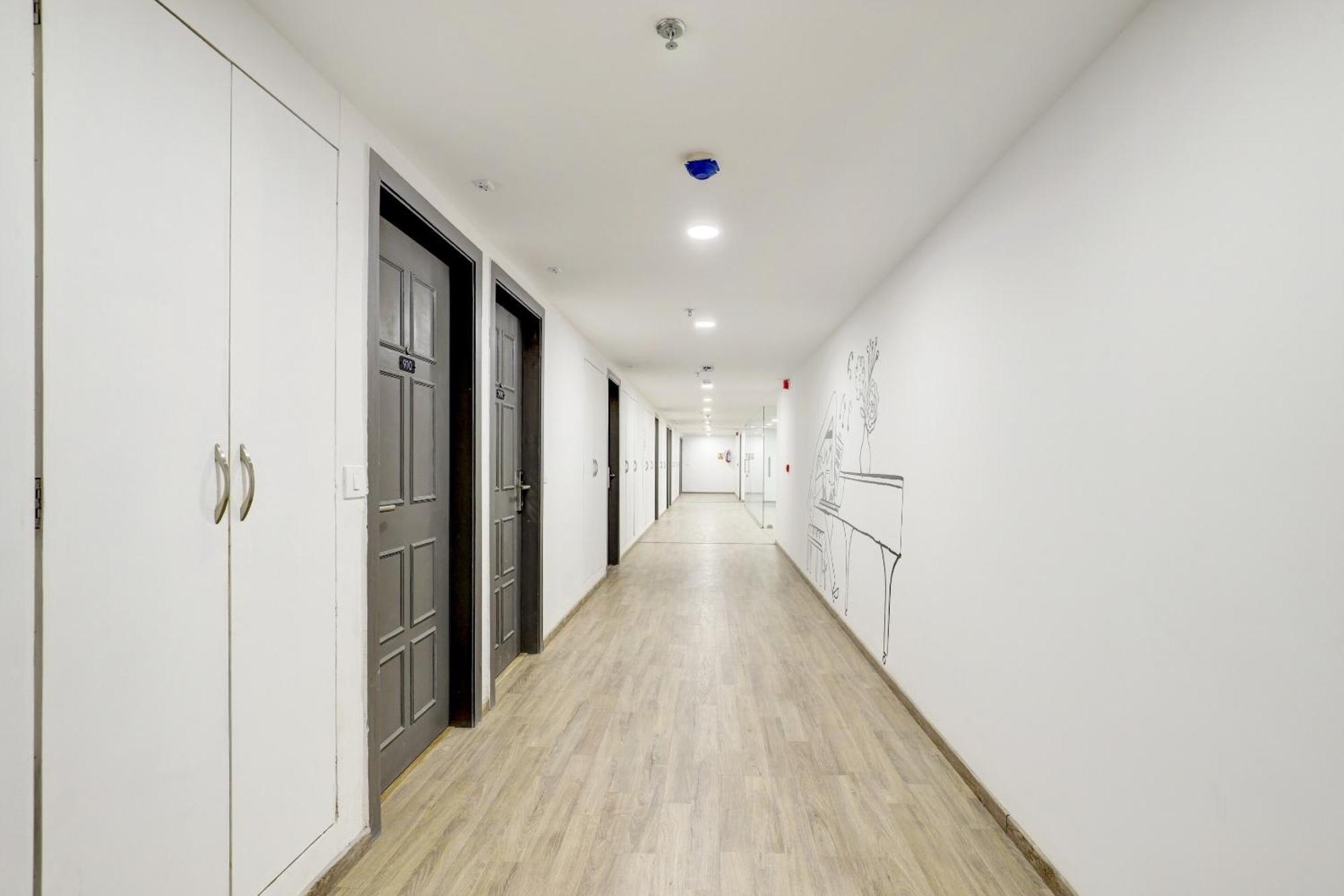 Hotel Super Townhouse Rajyash Rise Sarkhej Esterno foto